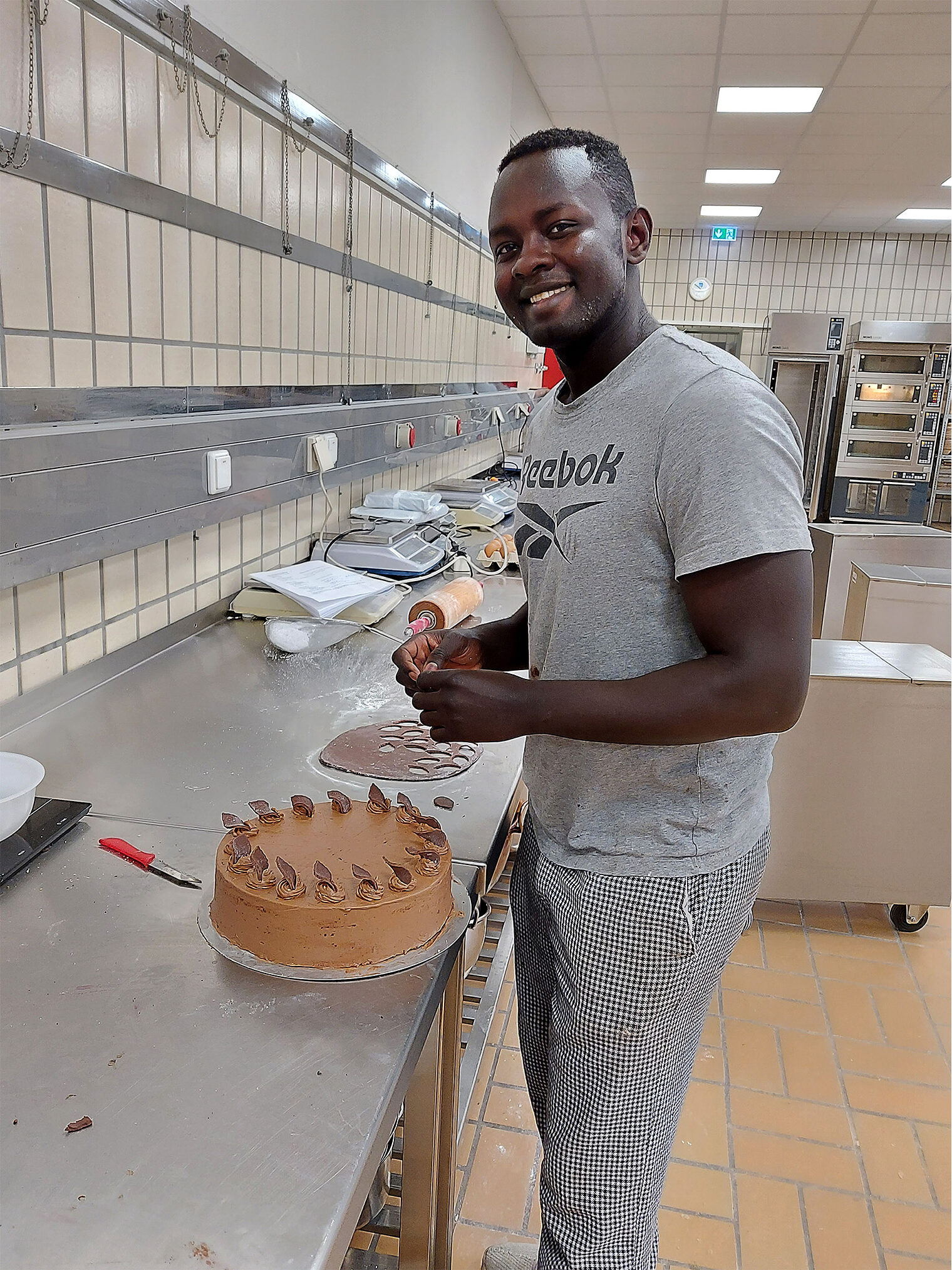 Meisterschule Bäcker - Bäckermeisterkurs Person bereitet einen Kuchen zu