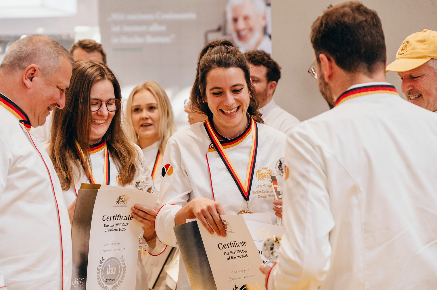 Siegerehrung der Bäckerweltmeisterschaft 2025 Johanna Lenhardt und Lea Wagner bei der Siegerehrung der Bäckerweltmeisterschaft, zweiter Platz
