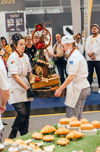 Siegerehrung der Bäckerweltmeisterschaft 2025 Johanna Lenhardt und Lea Wagner bei der Siegerehrung der Bäckerweltmeisterschaft, zweiter Platz