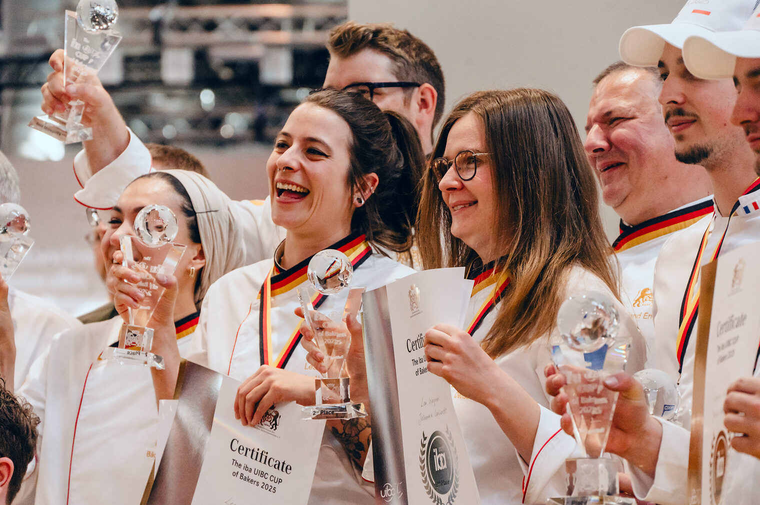 Siegerehrung der Bäckerweltmeisterschaft 2025 Johanna Lenhardt und Lea Wagner bei der Siegerehrung der Bäckerweltmeisterschaft, zweiter Platz